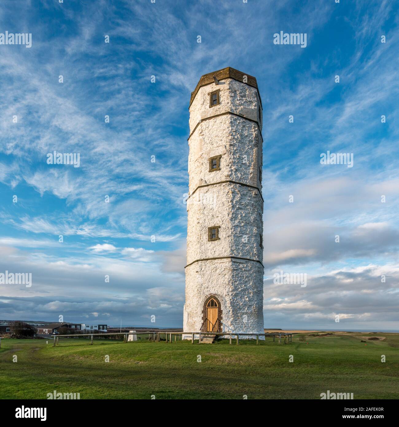 L'ancien bâtiment de la tour de craie à Flamborough Head avec une superbe toile de fond de ciel, East Riding of Yorkshire, UK Banque D'Images