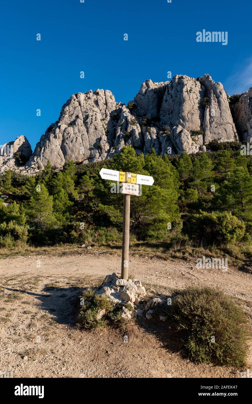 Pas del Contador, chemin de terre vide sur le grès, Barranc de l'Arc, Sella, province d'Alicante, Costa Blanca, Espagne Banque D'Images