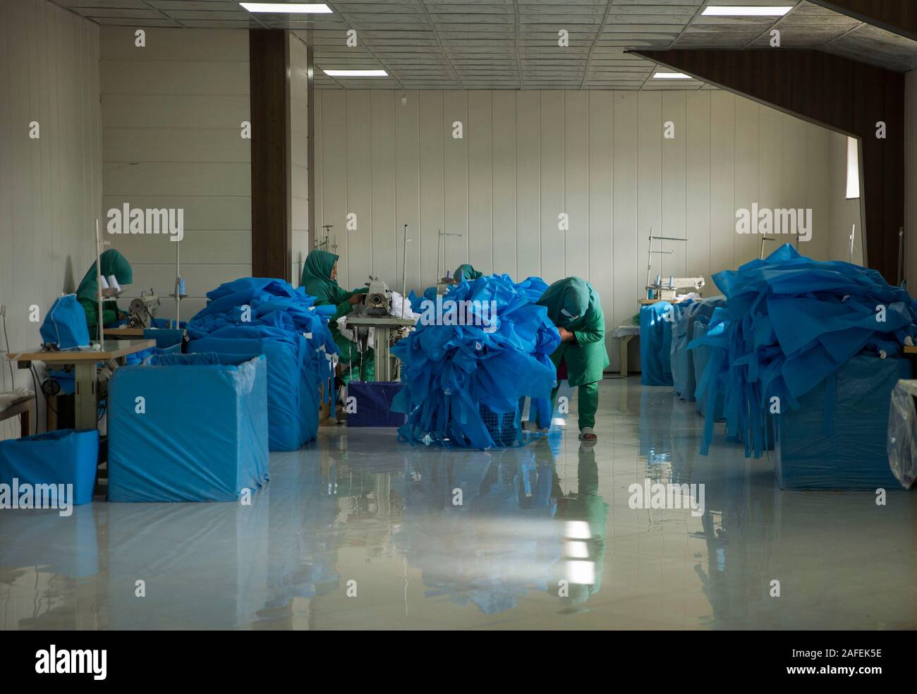 (191215) -- Herat, le 15 décembre 2019 (Xinhua) -- les femmes afghanes habillés en uniforme travaillent à une blouse de chirurgien dans l'usine Guzara district de la Province d'Herat, Afghanistan, le 14 décembre 2019. L'usine produit environ 1 000 pièces de blouses de un jour. (Photo de Elaha ' Sahel/Xinhua) Banque D'Images