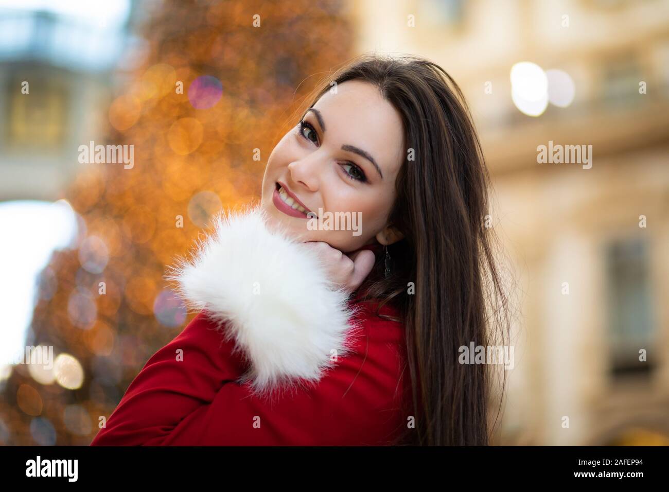 Belle femme à Milan Vottorio Emanuele II Gallery pendant la veille de Noël Banque D'Images