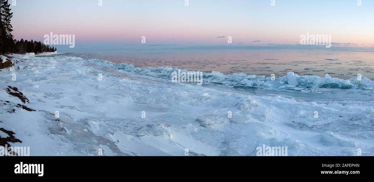 Un coucher de soleil d'hiver paysage panoramique le long de la rive nord du lac Supérieur, avec des éclats de glace s'empilent dans le comté de Cook, au Minnesota Banque D'Images