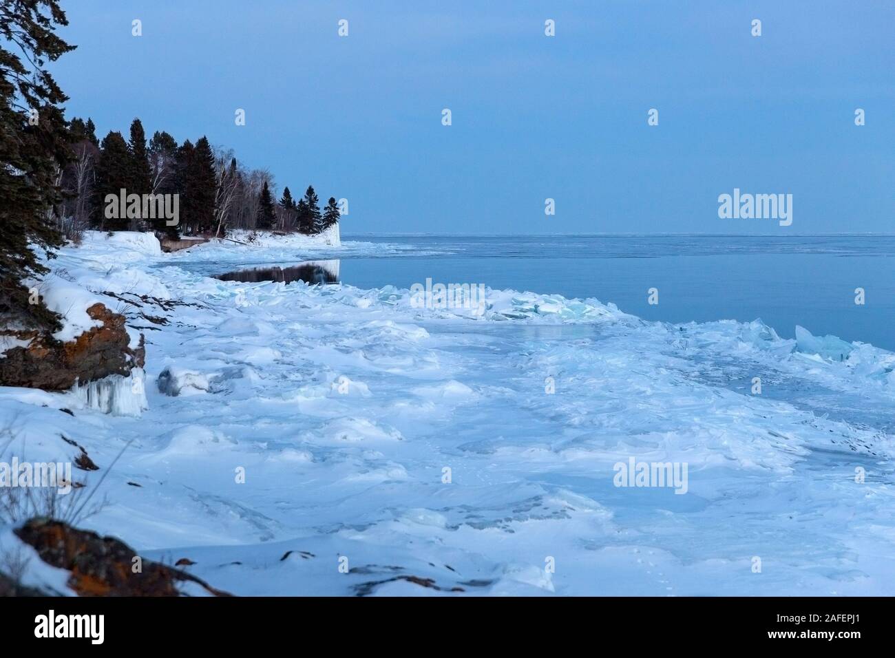 Rivage de lune au cours de l'hiver le long de la rive nord du lac Supérieur, au Minnesota Banque D'Images