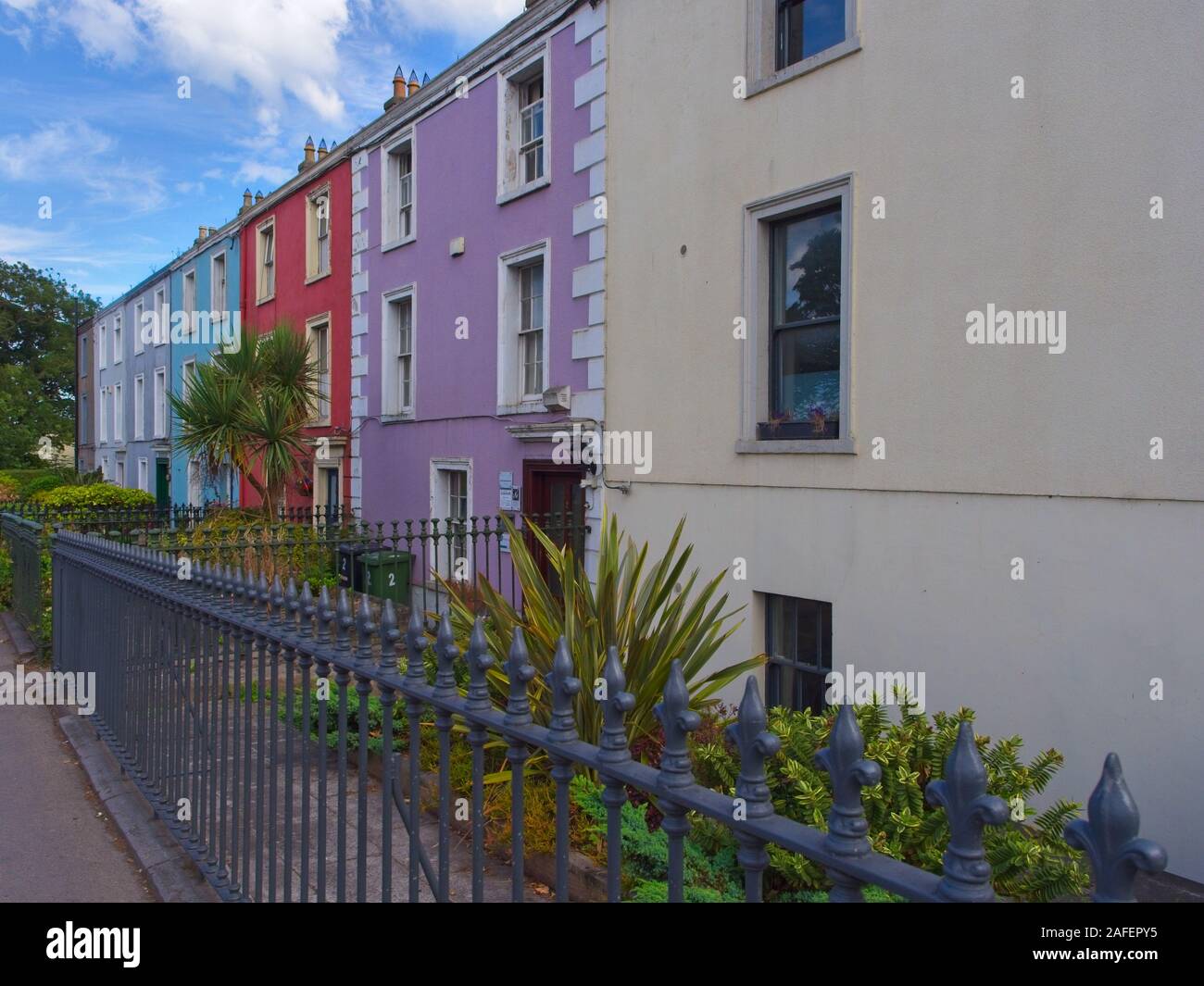 Affichage des maisons aux façades colorées typiques peint dans des tons pastels à Malahide (Irlande) près de la capitale de Dublin Banque D'Images