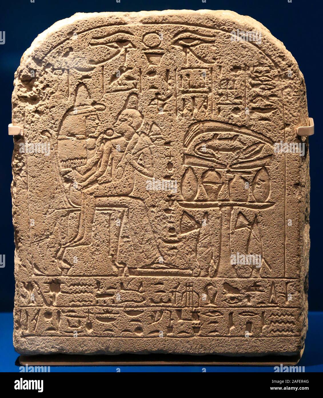 La stèle de l'Égyptien Funerar jeune garçon égyptien. Merysekhmet Il est montré assis sur sa mère genou. Banque D'Images