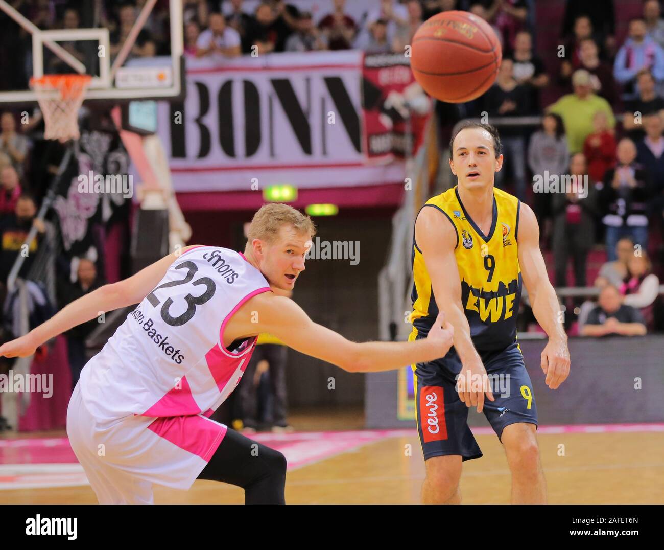 Bonn, Allemagne, 15.12.2019, Telekom Dome, basket-ball, MagentaSport BBL Cup, Telekom Baskets Bonn vs EWE Baskets Oldenbrug : Benjamin Simons (Bonn, L), Karsten Tadda (Oldenburg) Credit : Juergen Schwarz/Alamy Live News Banque D'Images