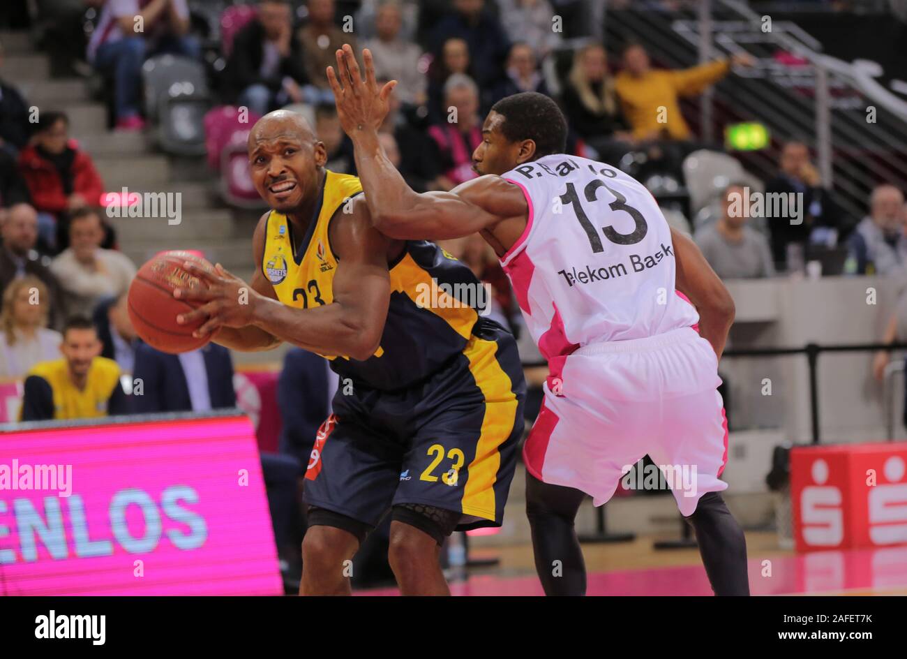 Bonn, Allemagne, 15.12.2019, Telekom Dome, basket-ball, MagentaSport BBL Cup, Telekom Baskets Bonn vs EWE Baskets : Oldenbrug Rickey Paulding, Yorman Polas Bartolo Crédit : Juergen Schwarz/Alamy Live News Banque D'Images