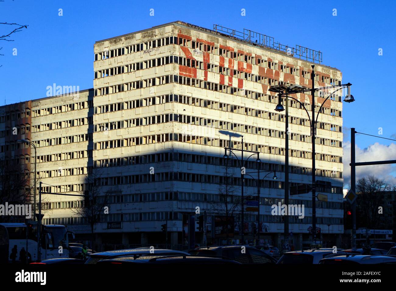 Haus des Statistik, un immeuble de bureaux de l'époque de DDR, soleil du soir par l'Alexanderplatz à Berlin, Allemagne Banque D'Images
