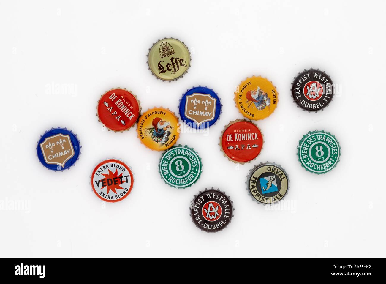 Des capsules de bières de différentes bières belges traditionnelles sur la vieille table en bois Banque D'Images