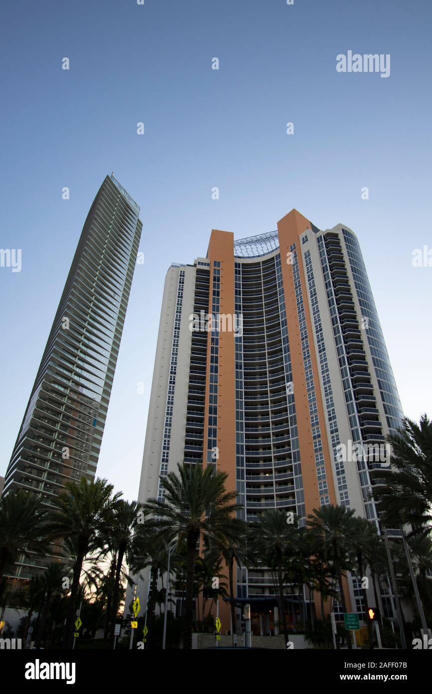 Les tours d'habitation et les copropriétés à Sunny Isles Beach, Floride Banque D'Images