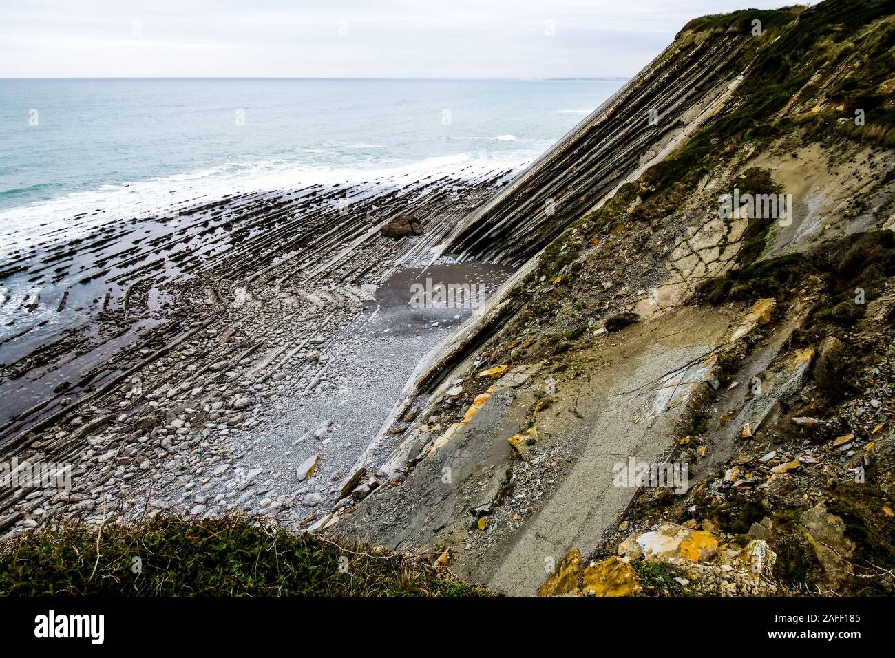 Retraite : écroulement des falaises côtières, Corniche d'Urugne, Urugne, Pyrénées-Atlantiques, France Banque D'Images