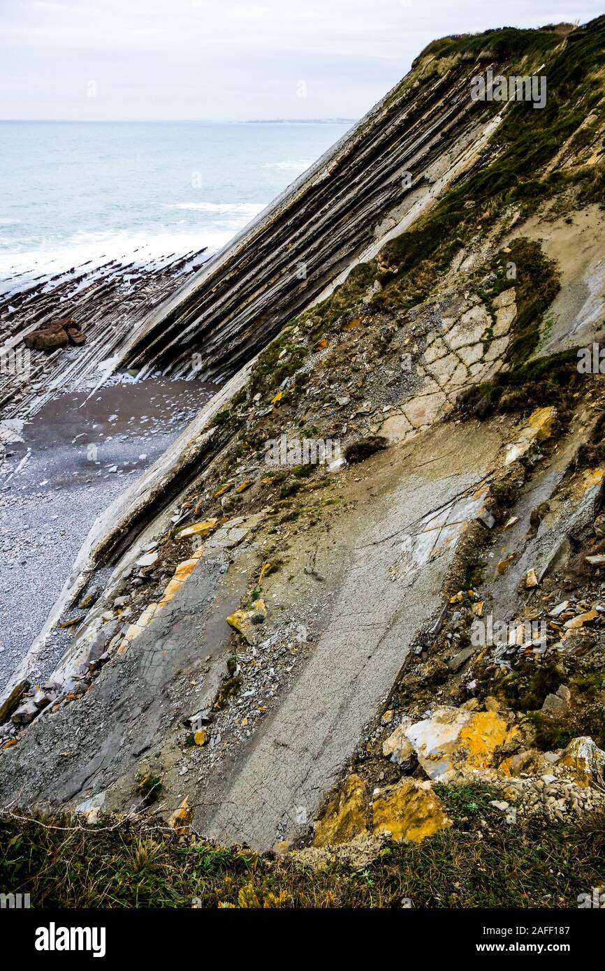 Retraite : écroulement des falaises côtières, Corniche d'Urugne, Urugne, Pyrénées-Atlantiques, France Banque D'Images