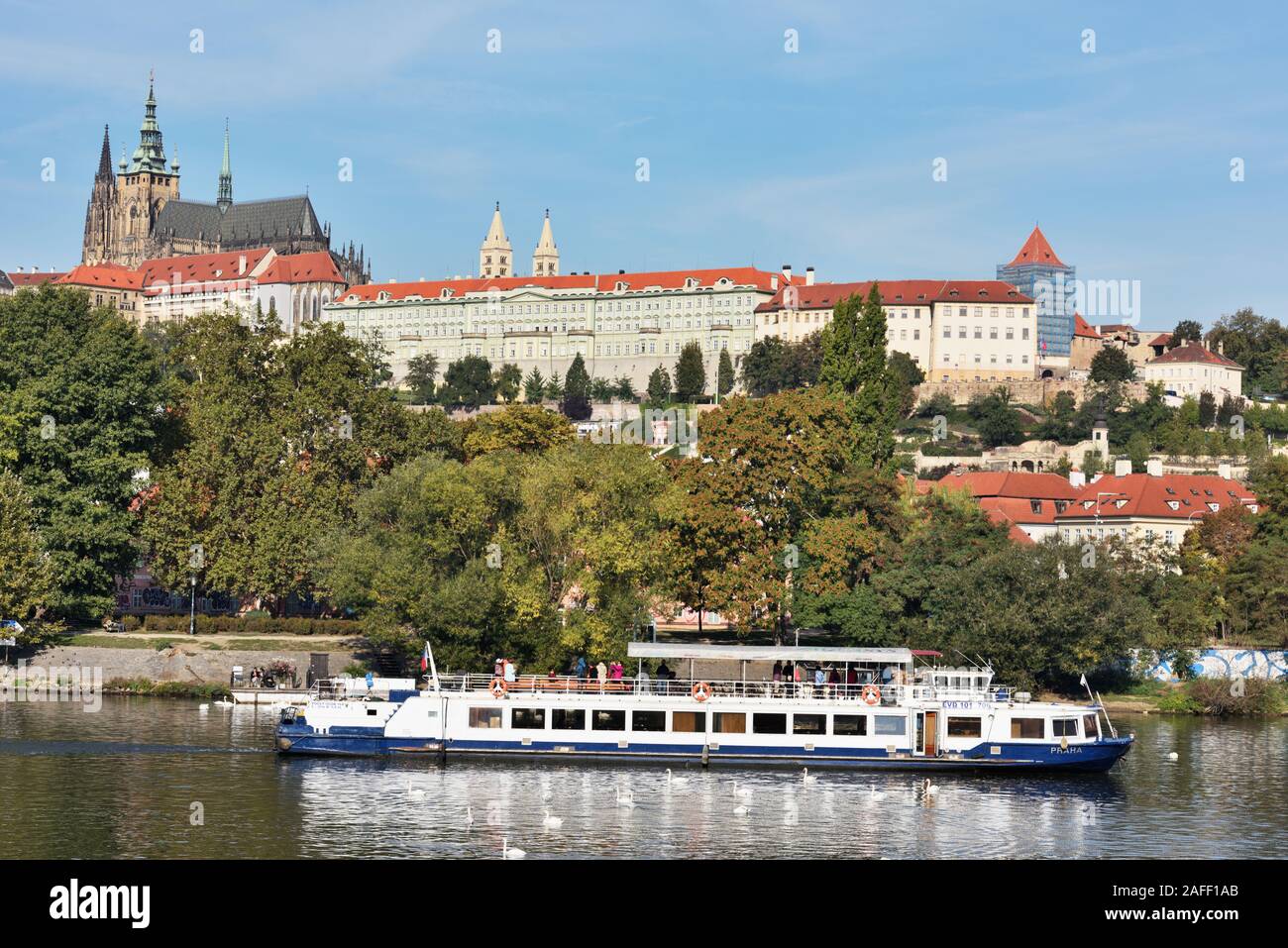 Prague, République tchèque - Le 16 septembre 2018 : Excursion en bateau sur la Vltava contre le Château de Prague et le centre-ville. Fondé au 7ème siècle, le surnom de Prague Banque D'Images