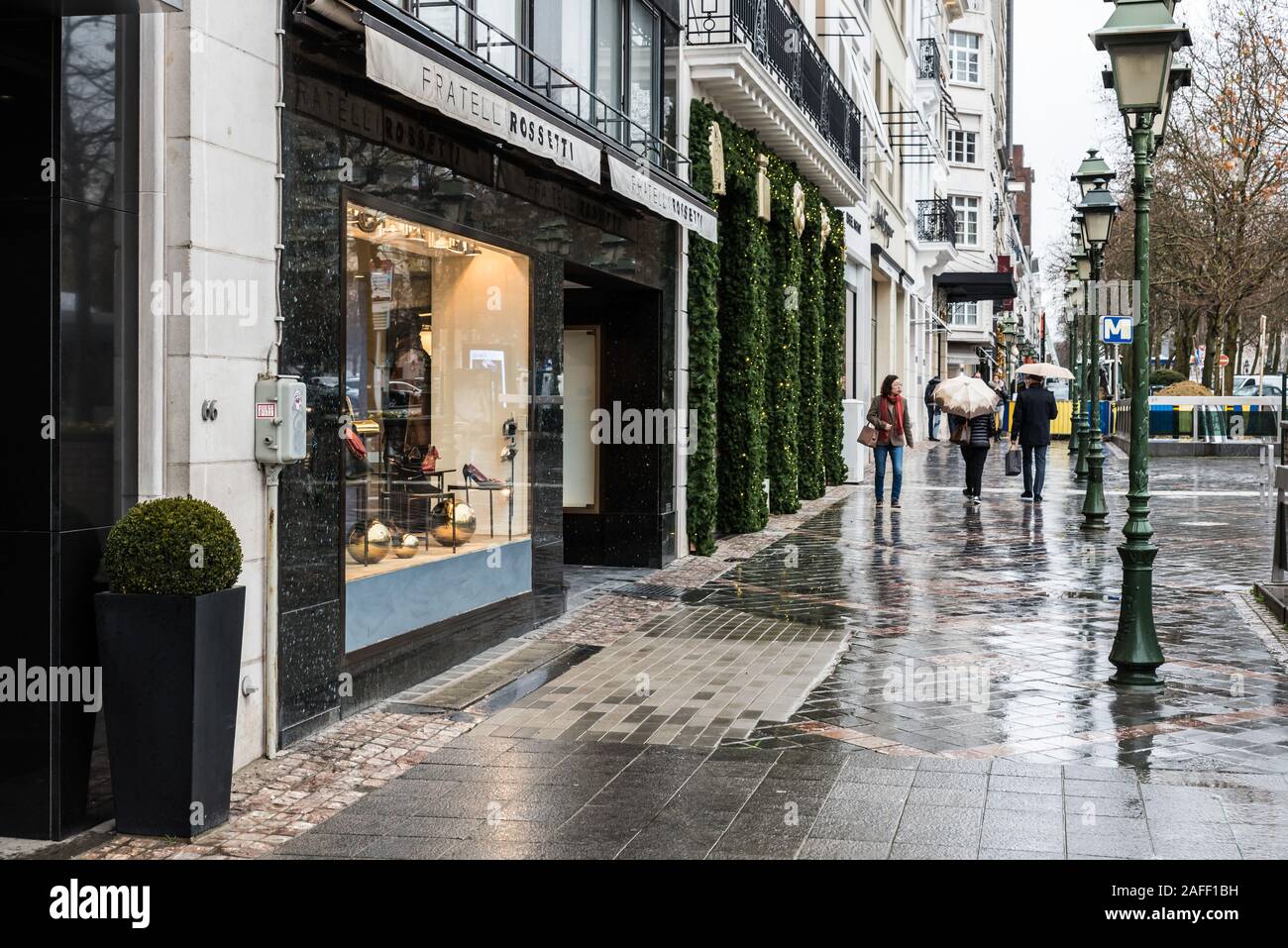 Vieille ville de Bruxelles, région de Bruxelles capitale / Belgique - 12 12 2019: Les gens qui marchent sur l'avenue de poisson d'Or près de Louise avec des boutiques de mode de luxe Banque D'Images