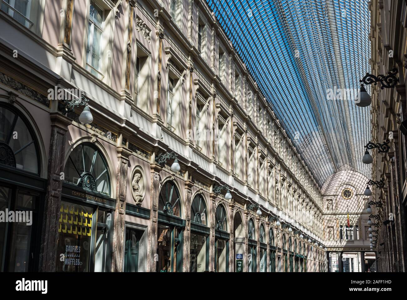 Vieille ville de Bruxelles, région de Bruxelles capitale / Belgique - 09 14 2019: Le plafond de verre art nouveau des Galeries Royales Saint-Hubert, le Saint-Huber Banque D'Images
