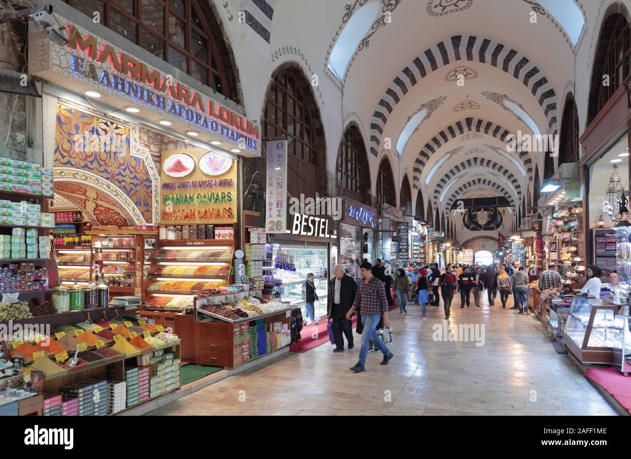 Istanbul, Turquie - 13 octobre 2017 : les gens dans le marché aux épices. C'est le deuxième plus grand centre commercial couvert de la ville après le Grand Bazar Banque D'Images