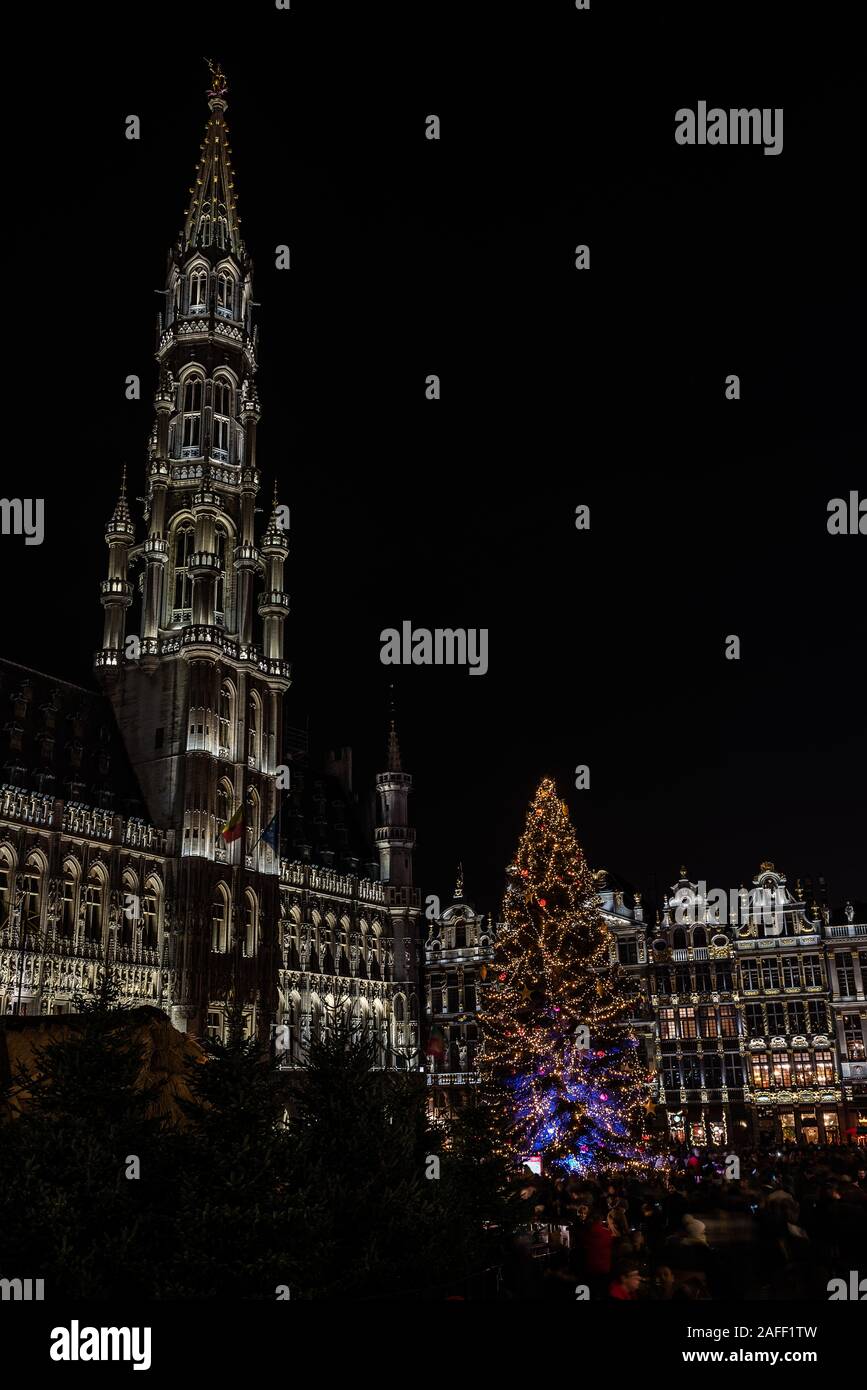 Vieille ville de Bruxelles, région de Bruxelles-capitale / Belgique - 11 30 2019: Vue sur la Grand Place de Bruxelles avec la décoration de Noël lumières colorées Banque D'Images