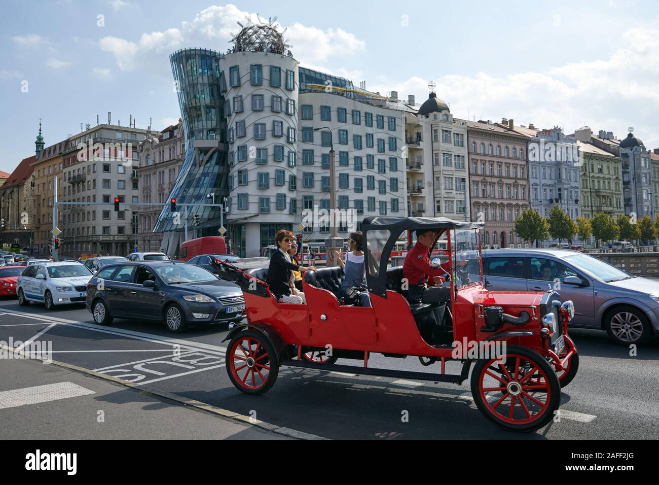Prague, République tchèque - 15 septembre 2018 : Les gens en voiture rétro contre Dancing House en tchèque capitale. L'édifice, également connu sous le nom de Fred et Ginger, Banque D'Images