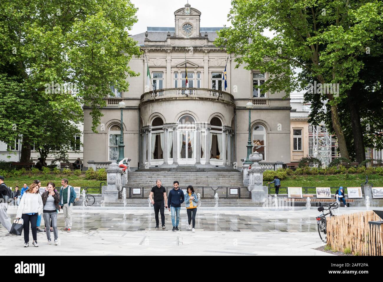 Ixelles, Bruxelles / Belgique - 05 31 2019: Personnes marchant dans la nouvelle zone piétonne rénovée autour de la place Fernand Cocq en face de l'hôtel de ville Banque D'Images