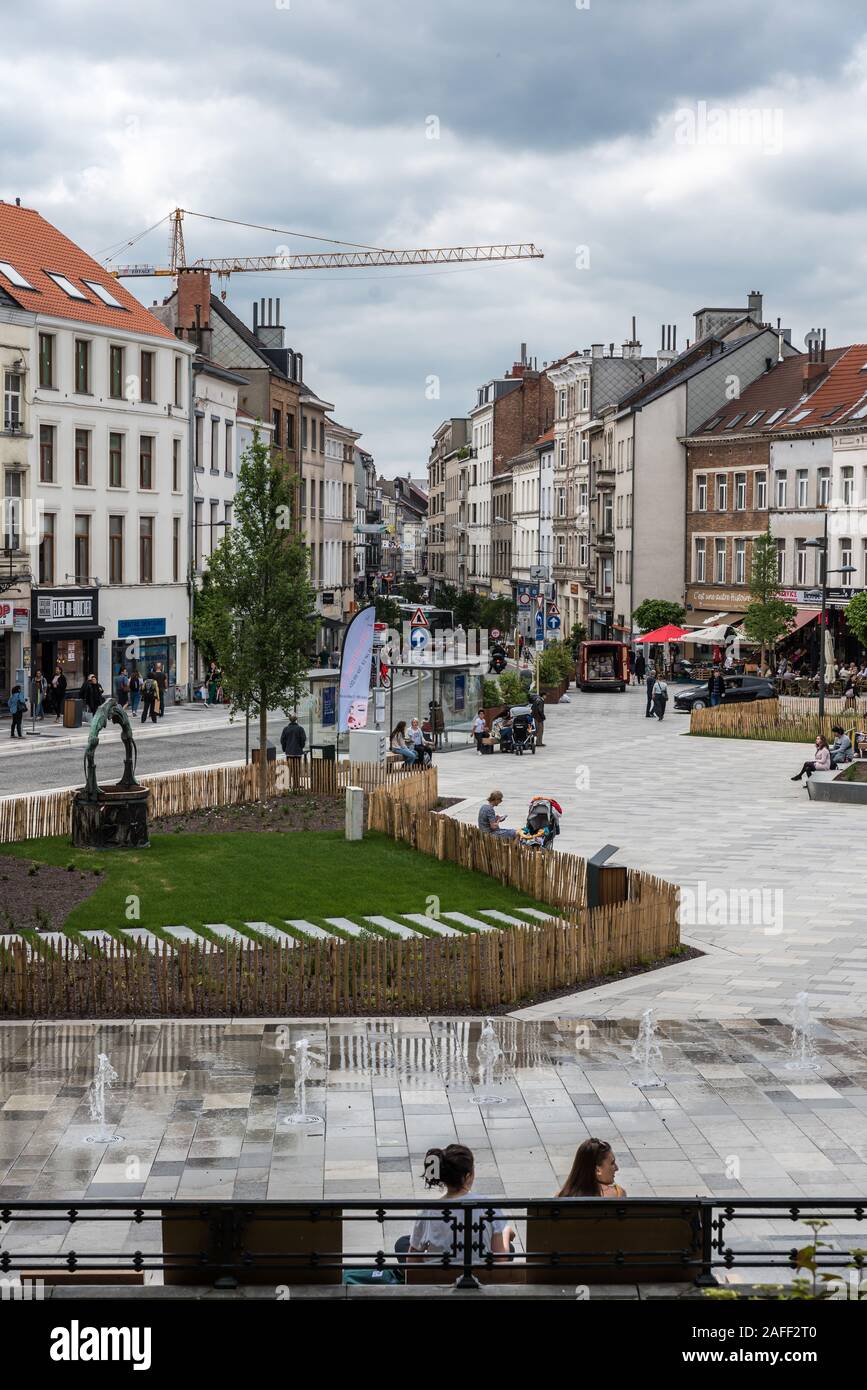 Ixelles, Bruxelles / Belgique - 05 31 2019: Personnes marchant dans la nouvelle zone piétonne rénovée autour de la place Fernand Cocq en face de l'hôtel de ville Banque D'Images