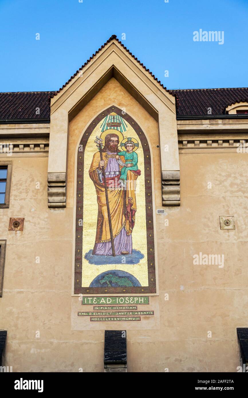 Mosaïque de Saint Joseph avec l'inscription latine Ite ad Joseph sens Rendez-Joseph dédié à l'Abbé Benoît Sauter, église abbatiale et le monastère d'Emmaüs Banque D'Images