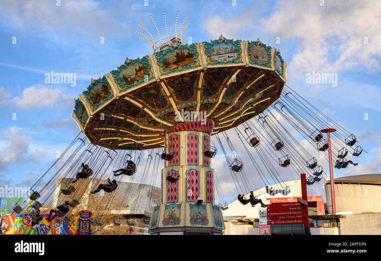 PARIS, FRANCE - 14 décembre 2019 : Beau swing ride carrousel dans une grande fête foraine qui s'est tenue sur la Place de la Fontaine aux Lions, au Parc de la Villette. Banque D'Images