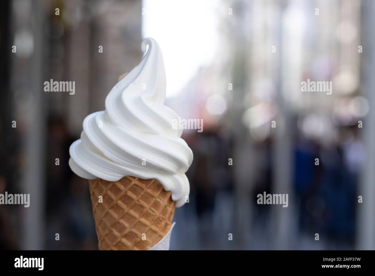 Glace vanille simple sur la place Taksim. Photographié à la main. Banque D'Images