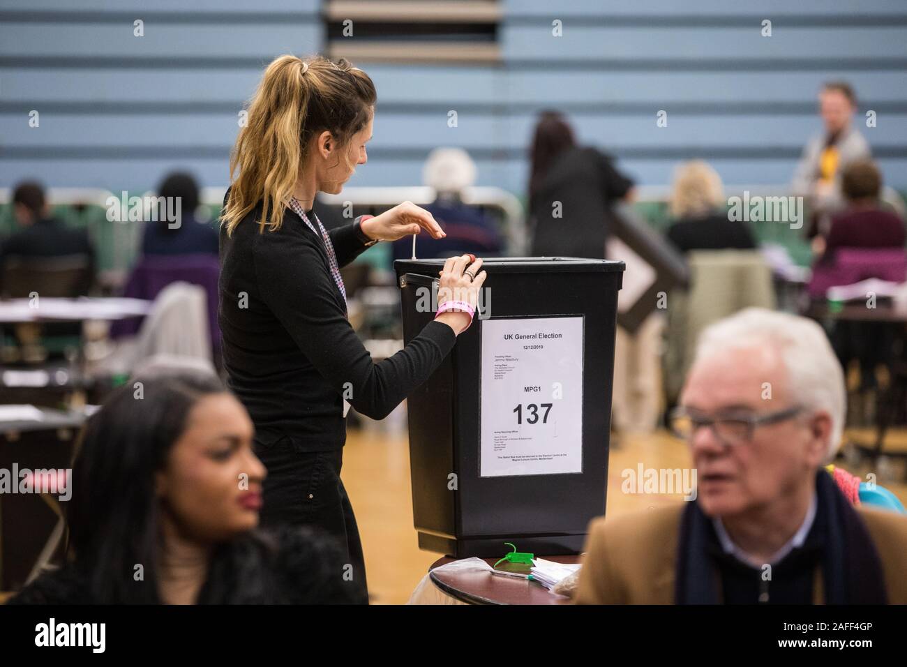 Maidenhead, Royaume-Uni. 12 Décembre, 2019. Un Royal Borough of Windsor and Maidenhead count superviseur ouvre une boîte de scrutin pour l'élection générale dans le Maide Banque D'Images