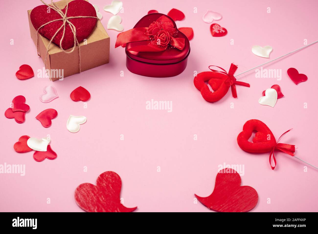 Coeurs rouges avec un cadeau pour la Saint-Valentin Banque D'Images