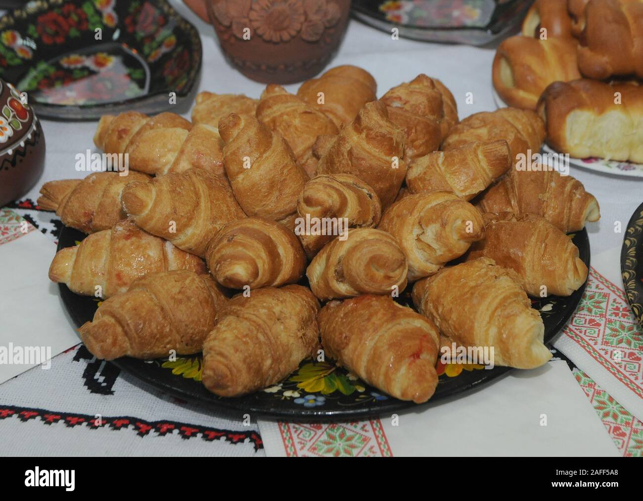 Kiev, Ukraine. 13 Décembre, 2019. Croissants au cours de l'événement.St. Andrew's Evening Party est un événement de traditions merveilleux hébergé à l'Internat Lycée n° 23 où les corps de cadets et jeunes femmes l'étude des traditions, de l'histoire et la culture de leur peuple. Credit : SOPA Images/ZUMA/Alamy Fil Live News Banque D'Images