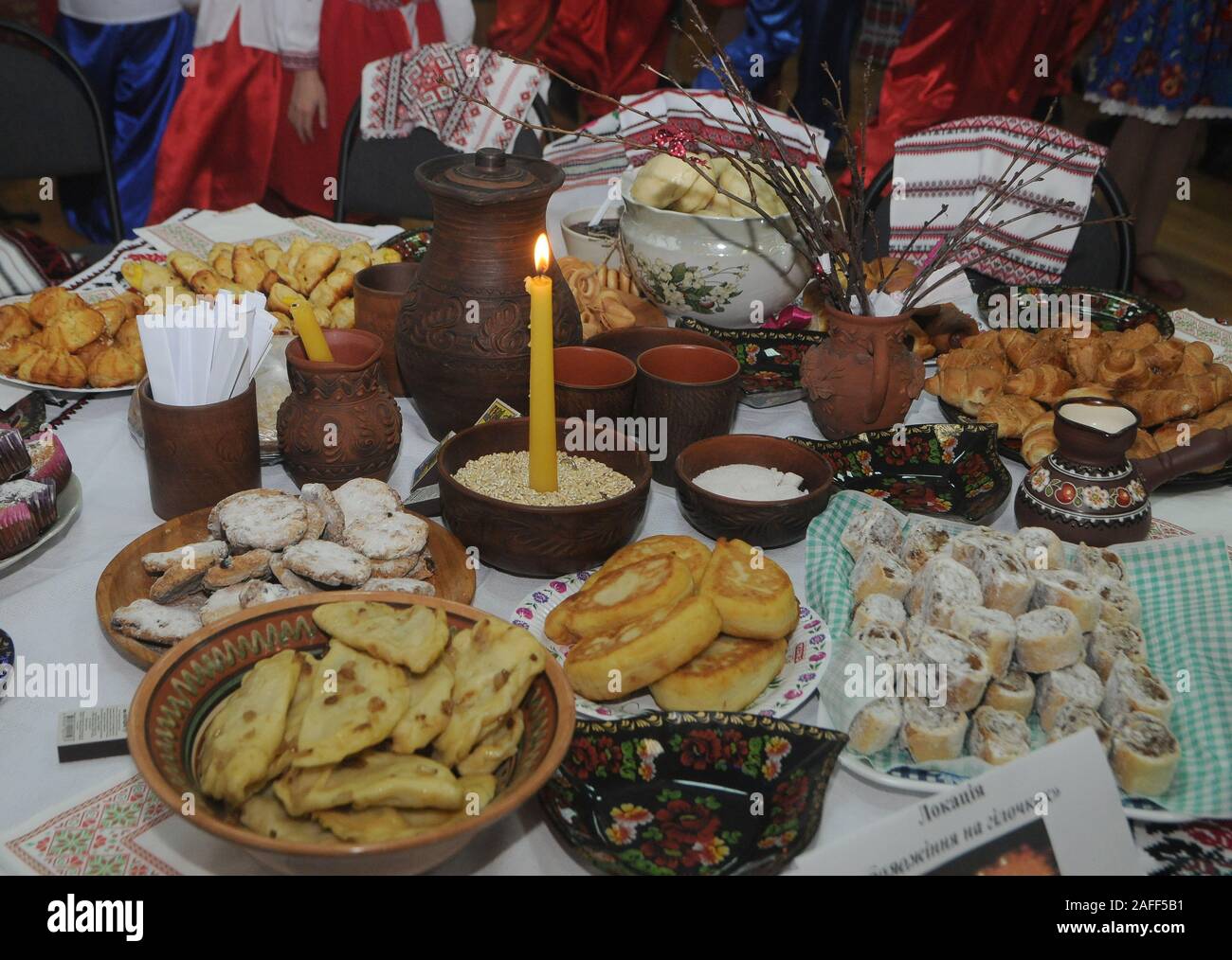Kiev, Ukraine. 13 Décembre, 2019. Des plats de fête à la table pendant l'événement.St. Andrew's Evening Party est un événement de traditions merveilleux hébergé à l'Internat Lycée n° 23 où les corps de cadets et jeunes femmes l'étude des traditions, de l'histoire et la culture de leur peuple. Credit : SOPA Images/ZUMA/Alamy Fil Live News Banque D'Images