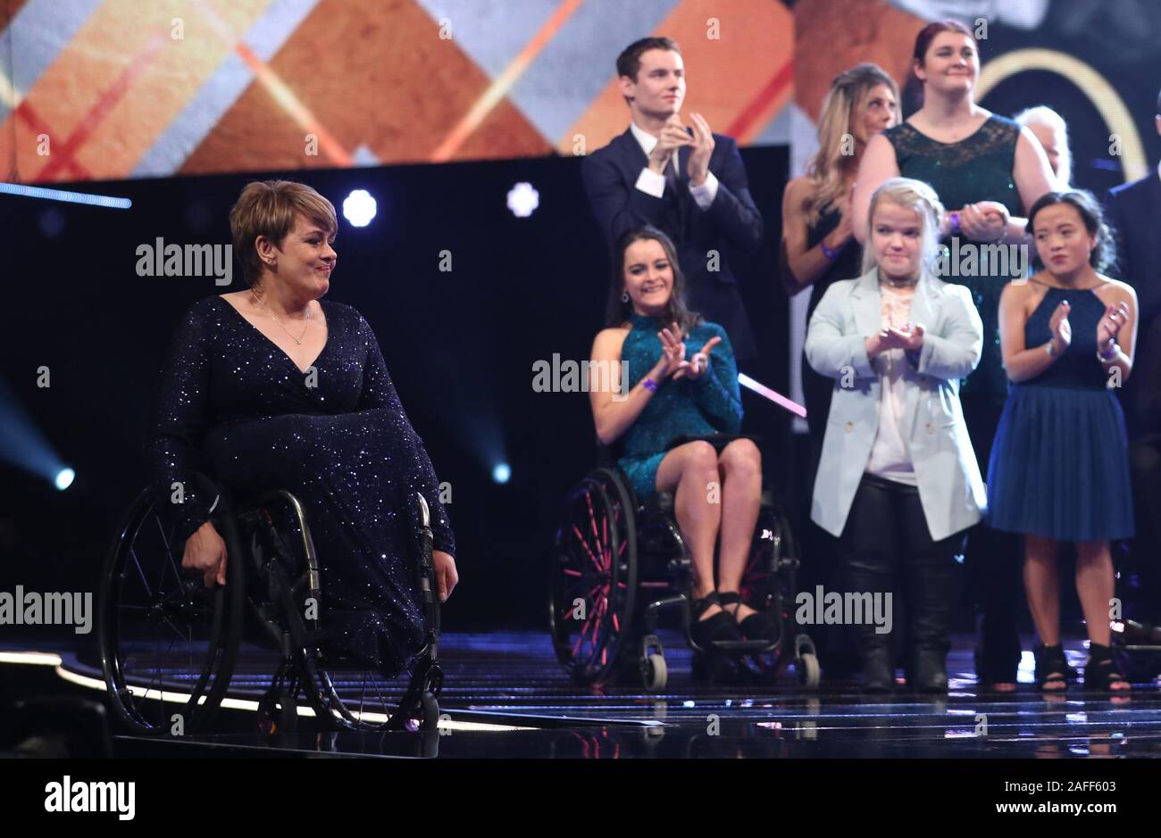 Tanni Gray-Thompson arrive sur scène pour recevoir sa réalisation de Lifetime au P&J Live d'Aberdeen, lors de la personnalité sportive de la BBC de l'année 2019. Banque D'Images