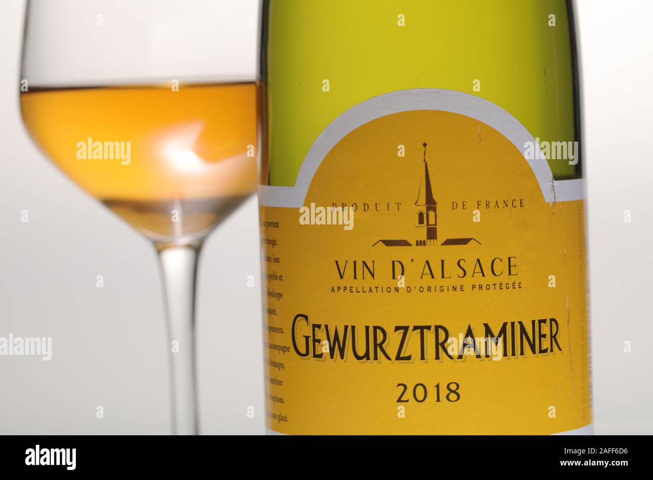 Saint-pétersbourg, Russie - 30 septembre 2019 : Bouteille et d'un verre de Gewurztraminer, le vin blanc doux de la région Alsace. Alsace provi Banque D'Images