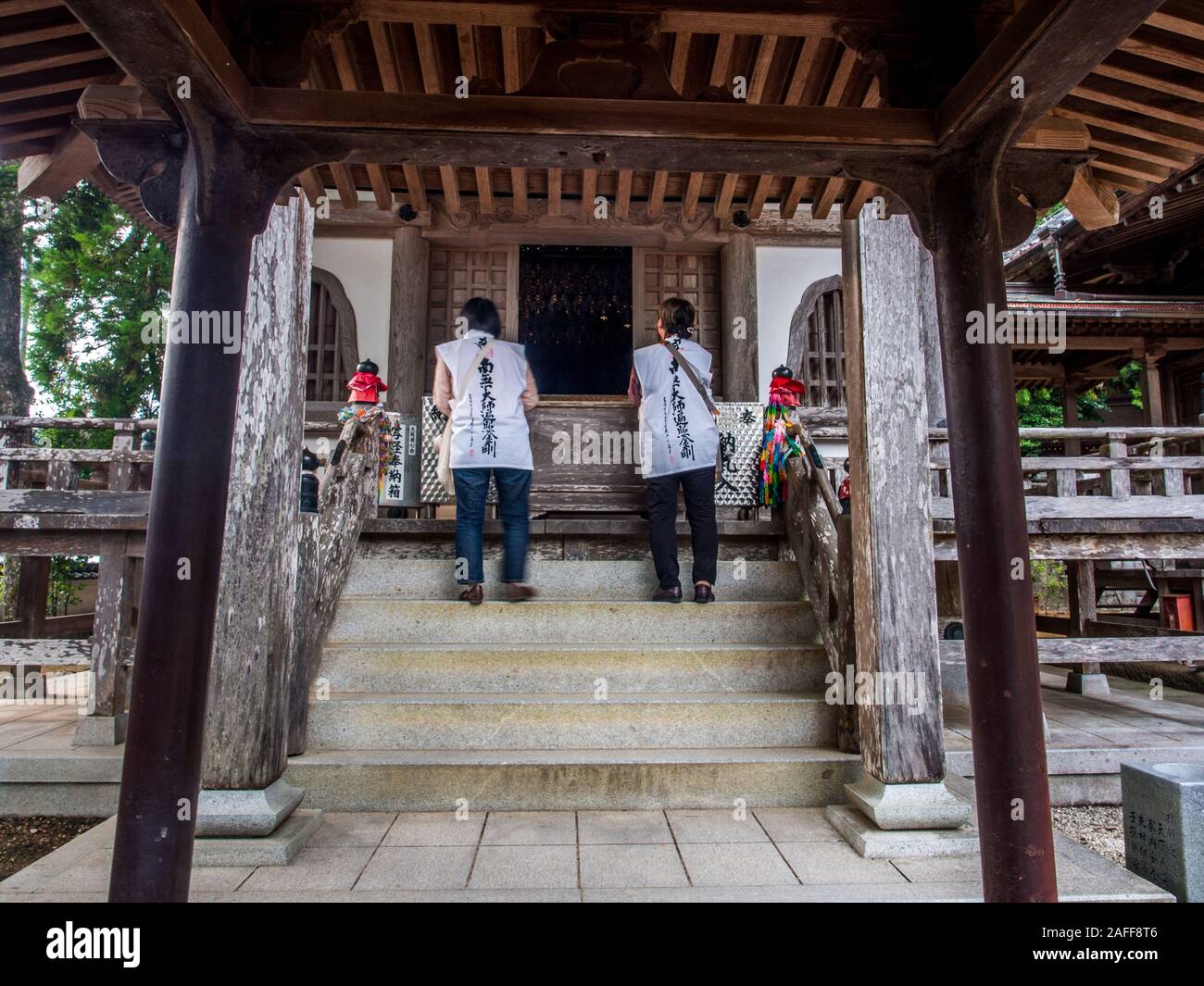 Henro pèlerins priant récitant des sutras, Butsumokuji 42 temple, temple 88 Shikoku pèlerinage, Ehime, Shikoku, Japon Banque D'Images