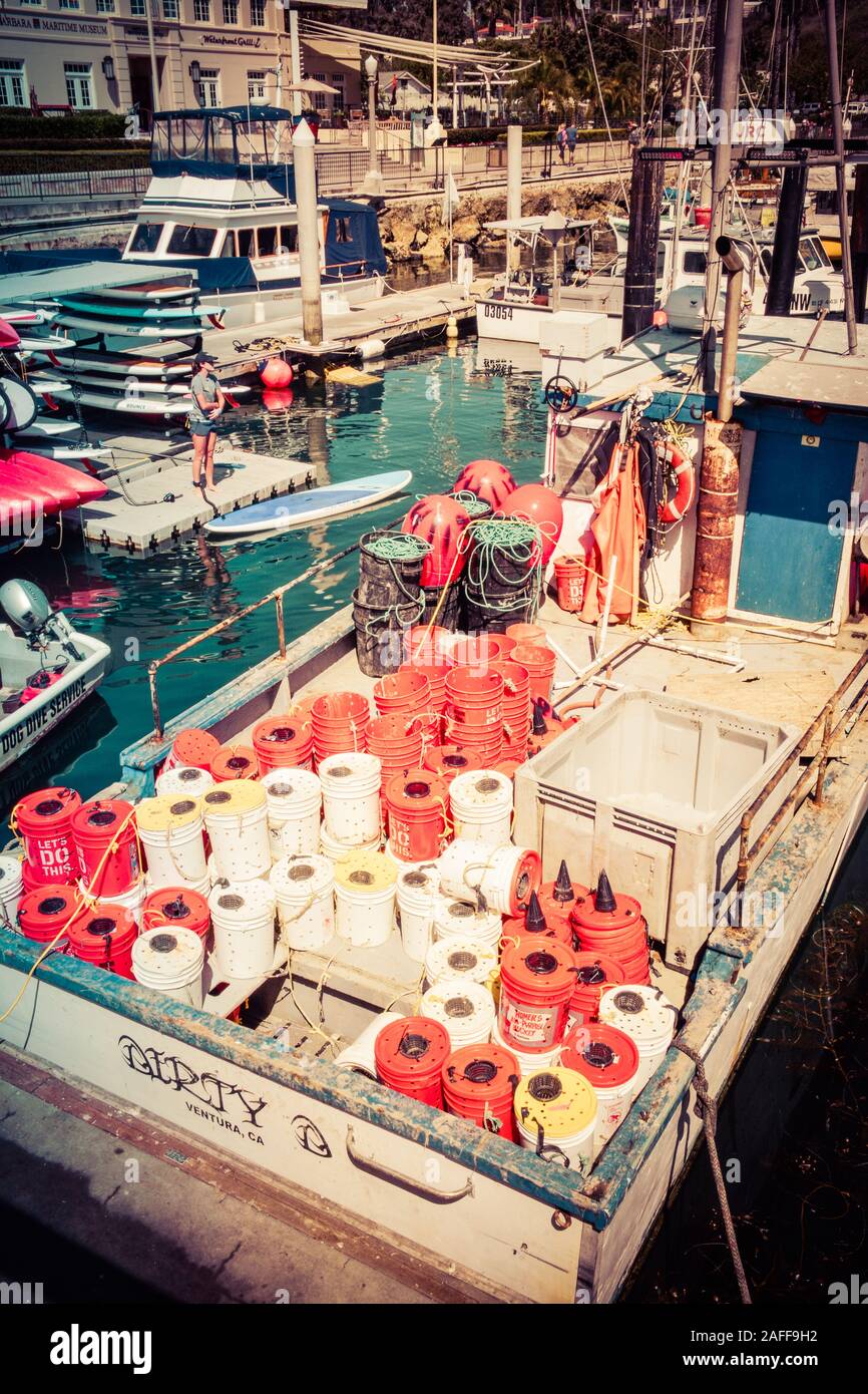 Un aperçu d'un bateau de pêche commercial chargé avec des pièges de la