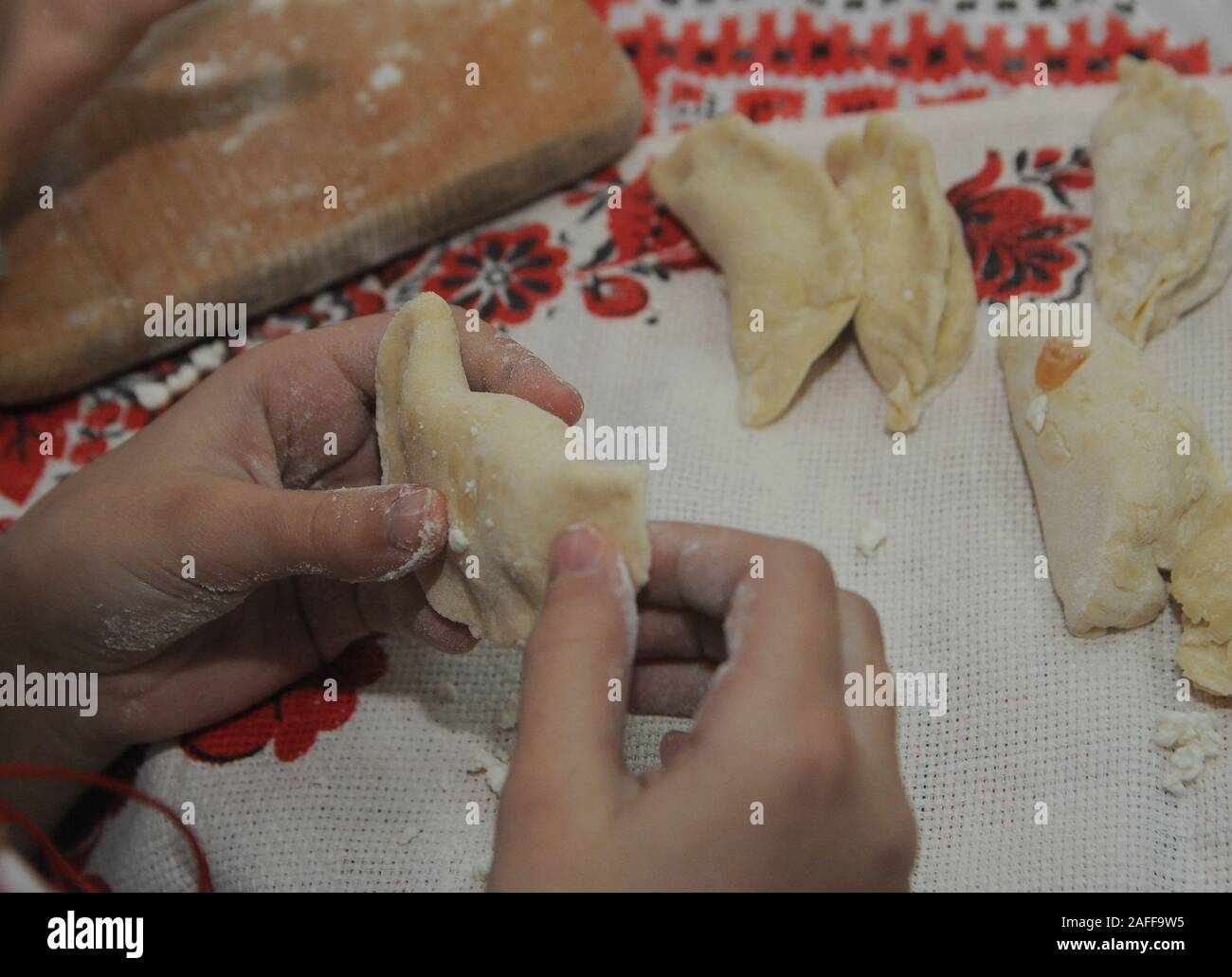 Kiev, Ukraine. 13 Décembre, 2019. Un élève d'apprendre à faire des boulettes pendant l'événement.St. Andrew's Evening Party est un événement de traditions merveilleux hébergé à l'Internat Lycée n° 23 où les corps de cadets et jeunes femmes l'étude des traditions, de l'histoire et la culture de leur peuple. Credit : SOPA Images/ZUMA/Alamy Fil Live News Banque D'Images