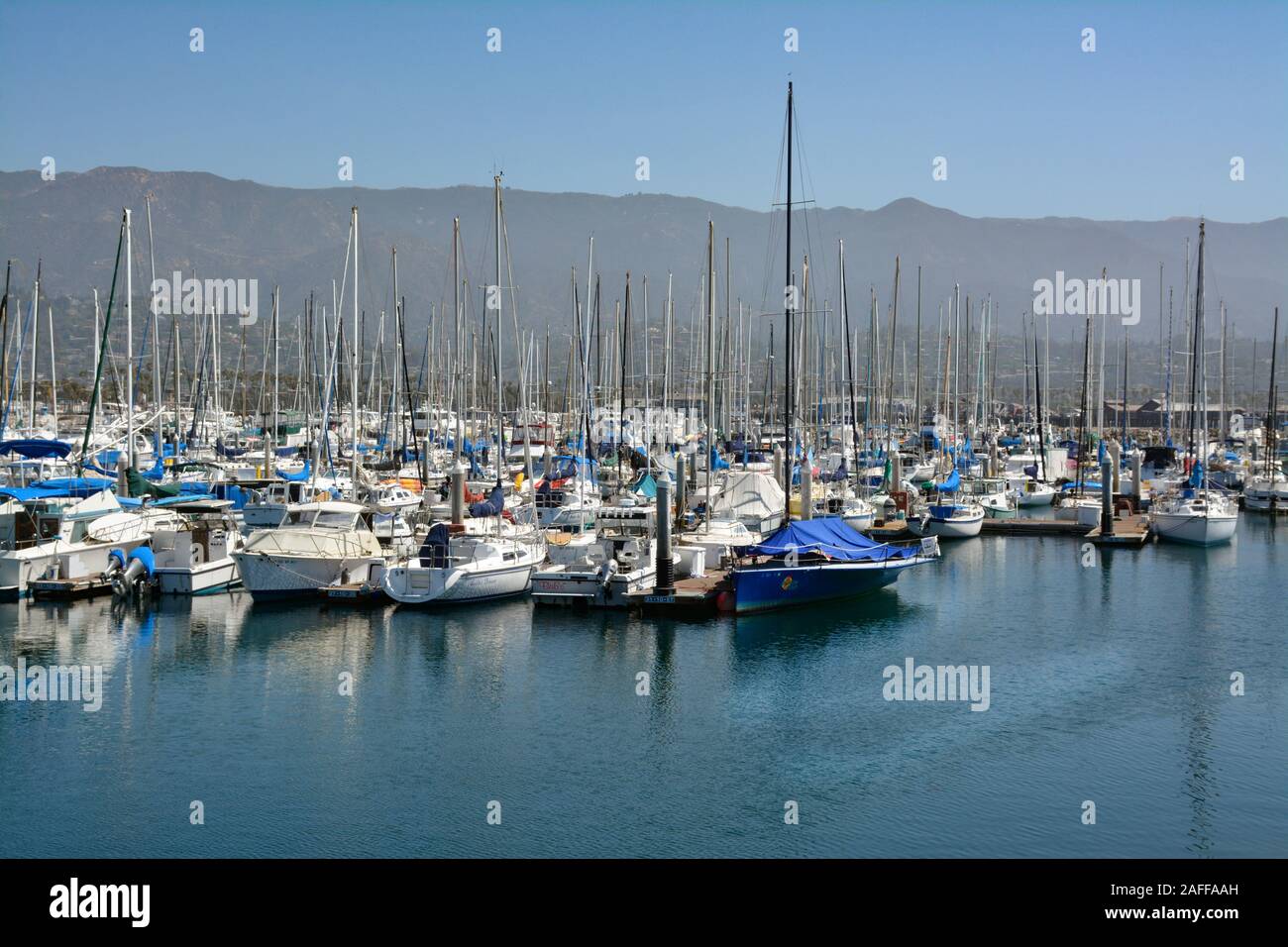 Le but de la plupart du voilier mâts s'avançant dans le ciel contre les montagnes de Santa Ynez dans le port de plaisance de Santa Barbara, Santa Barbara, CA, Banque D'Images