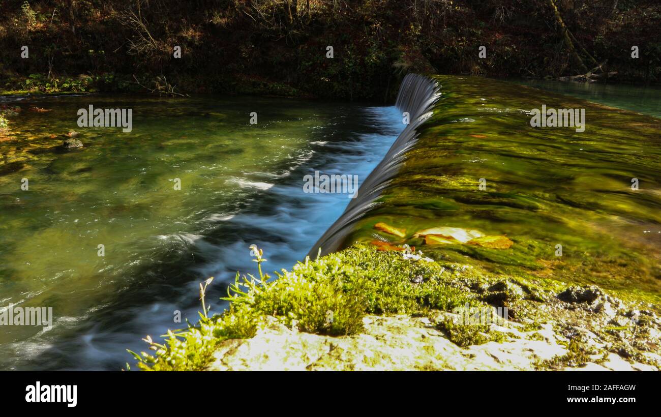 Petite cascade de Dobra à Kamačnik, Croatie Banque D'Images