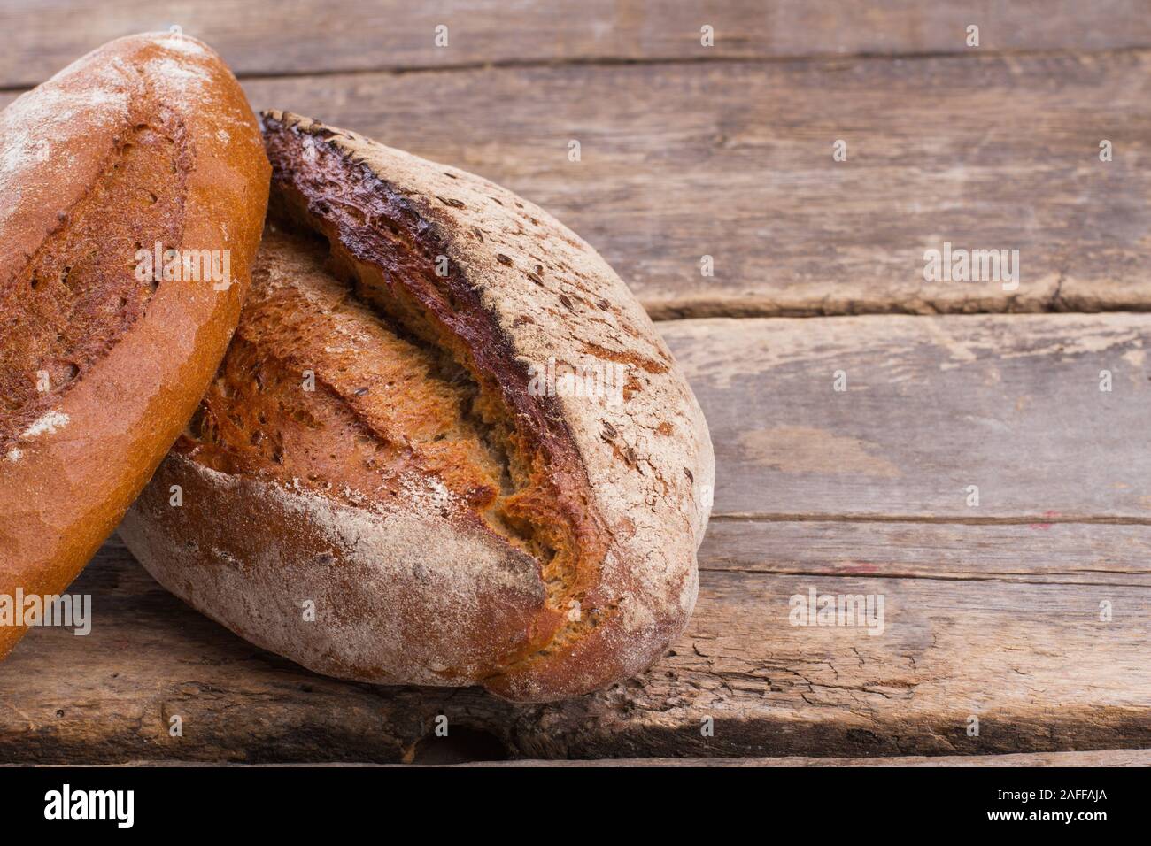 Pain de blé sain sur fond de bois vintage. Banque D'Images