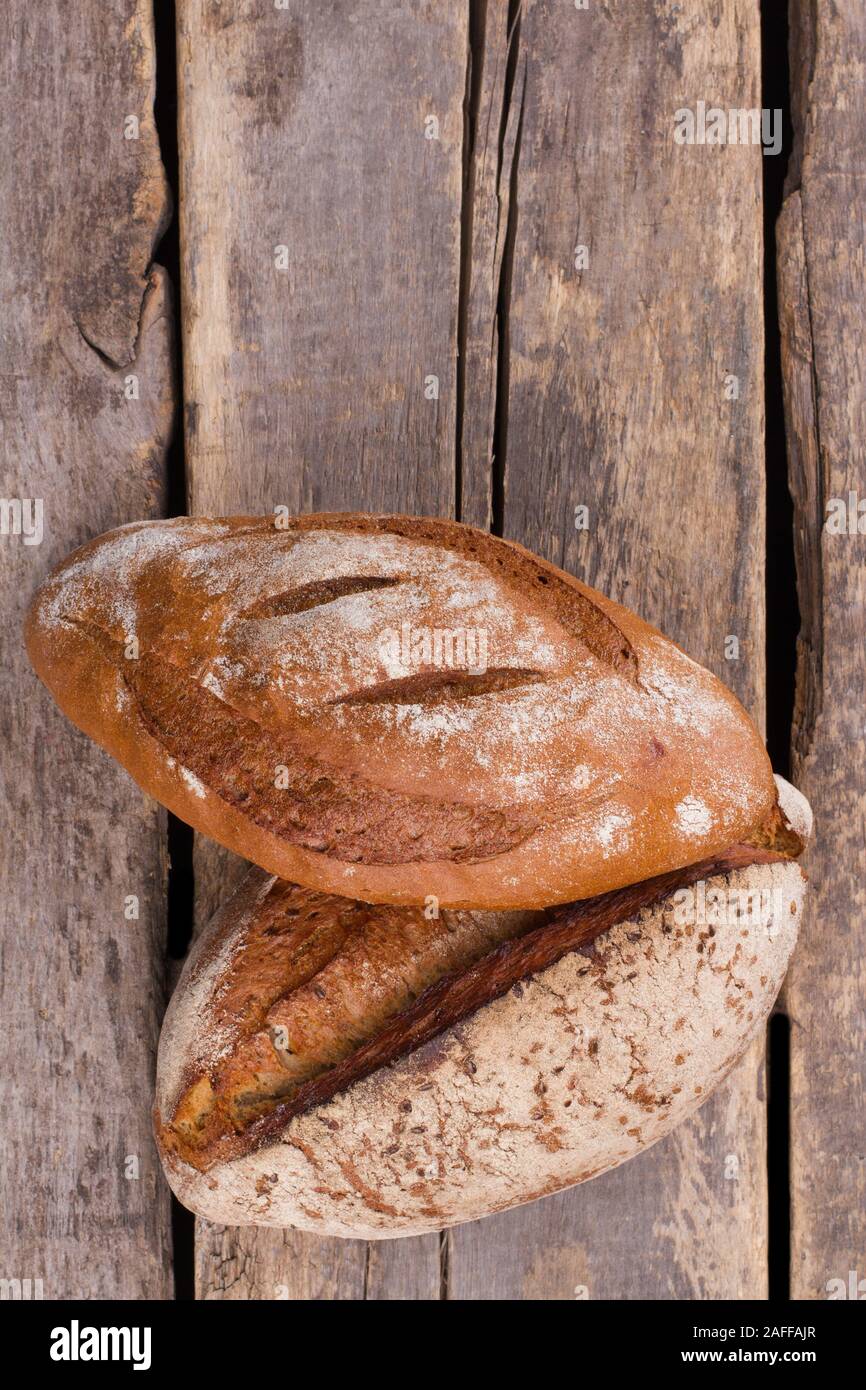 Pain frais sur 12.2005 les planches de bois. Banque D'Images