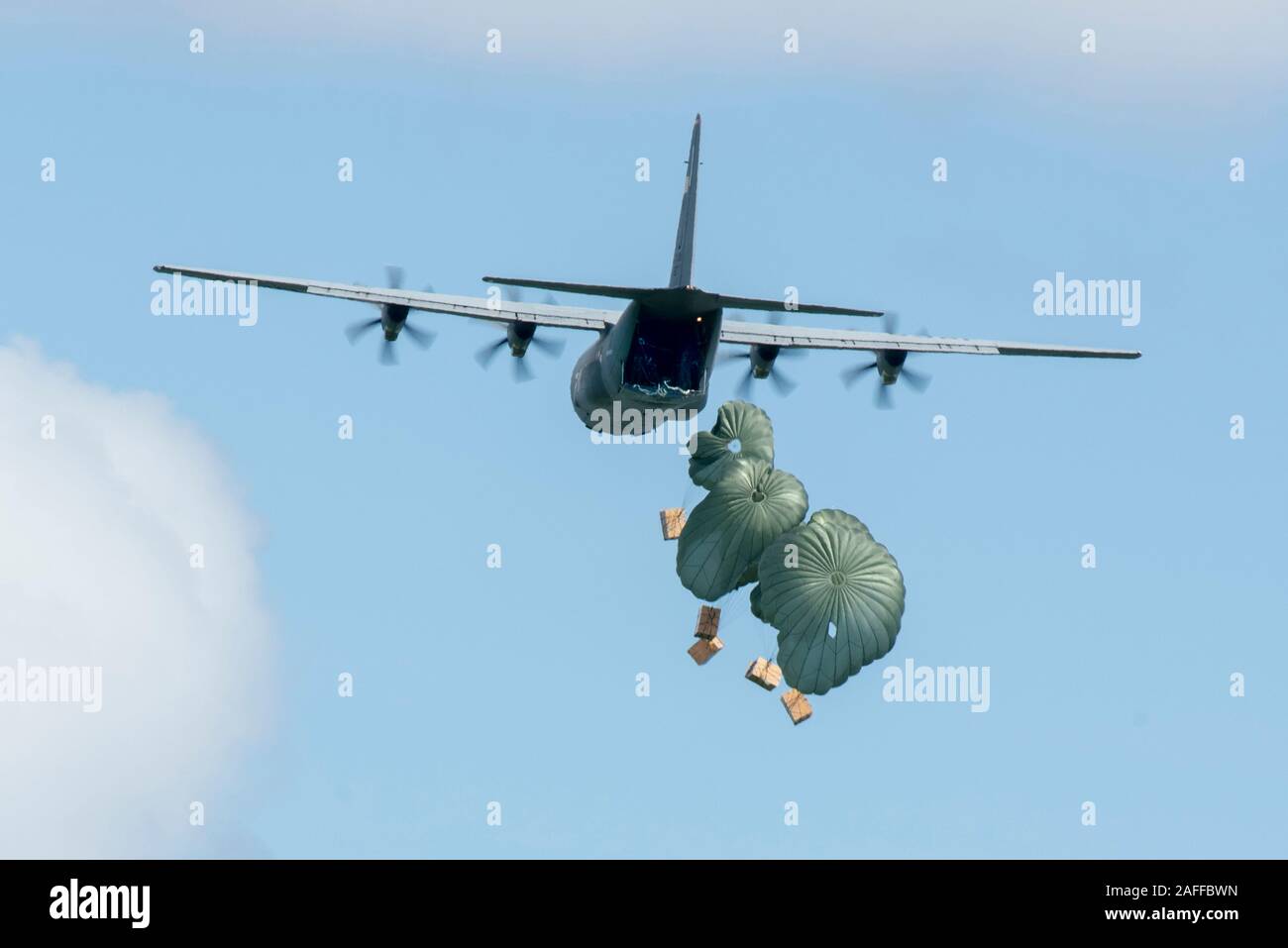 Un U.S. Air Force C-130J Super Hercules gouttes d'air contenant des faisceaux de basse altitude et cadeaux fournitures lors de l'Opération Goutte de Noël 10 décembre 2019 plus de Woleai, États fédérés de Micronésie. Au cours des 68-ans, la U.S. Air Force Operation Christmas Drop a fourni des fournitures essentielles à 56 îles micronésiennes, touchant environ 20 000 personnes à travers un 1,8 million de milles marins carrés. Banque D'Images