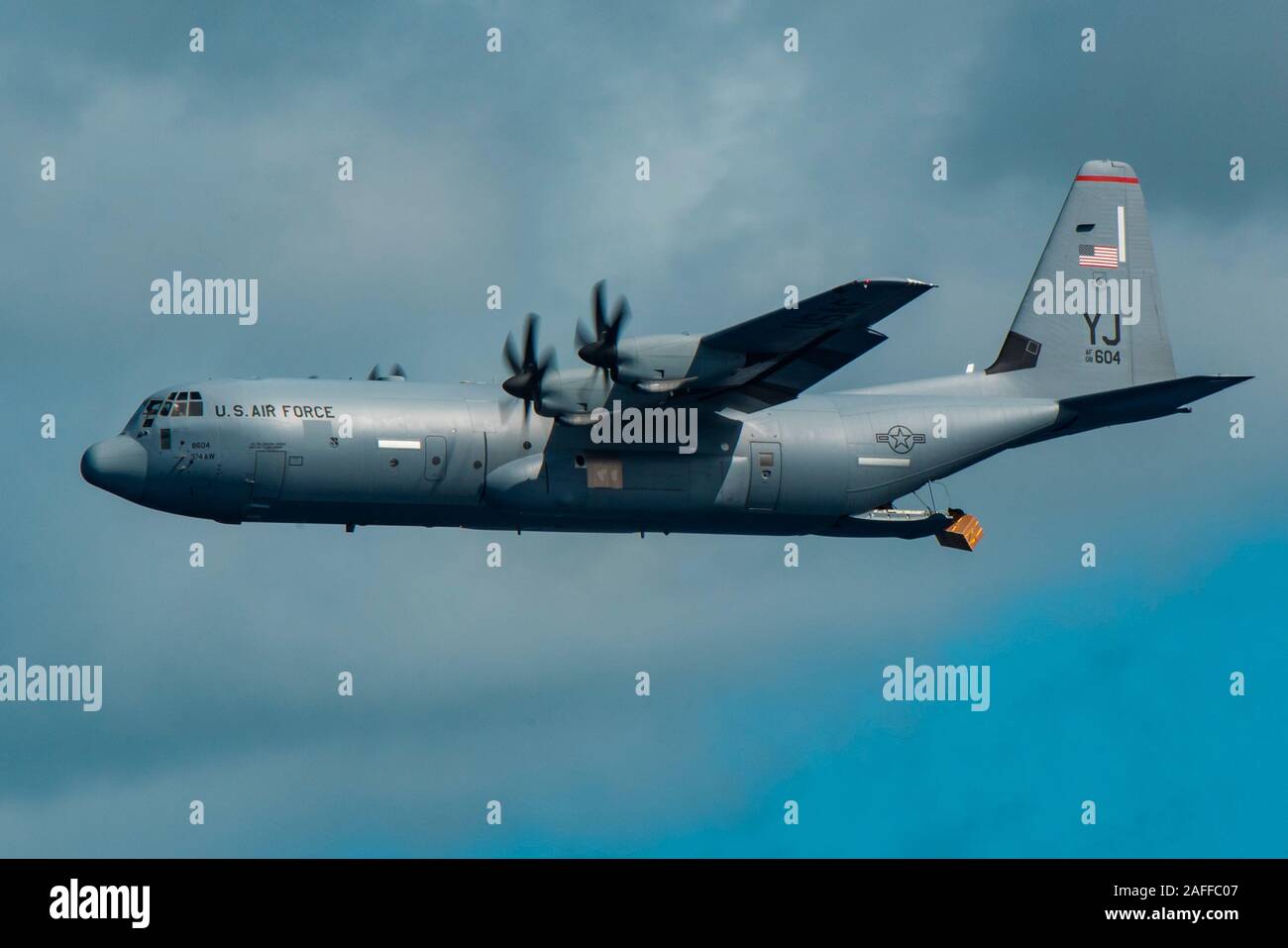 Un U.S. Air Force C-130J Super Hercules gouttes d'air à basse altitude d'un ensemble contenant des fournitures et des cadeaux lors de l'Opération Goutte de Noël 6 décembre 2019, les États fédérés de Micronésie. Au cours des 68-ans, la U.S. Air Force Operation Christmas Drop a fourni des fournitures essentielles à 56 îles micronésiennes, touchant environ 20 000 personnes à travers un 1,8 million de milles marins carrés. Banque D'Images