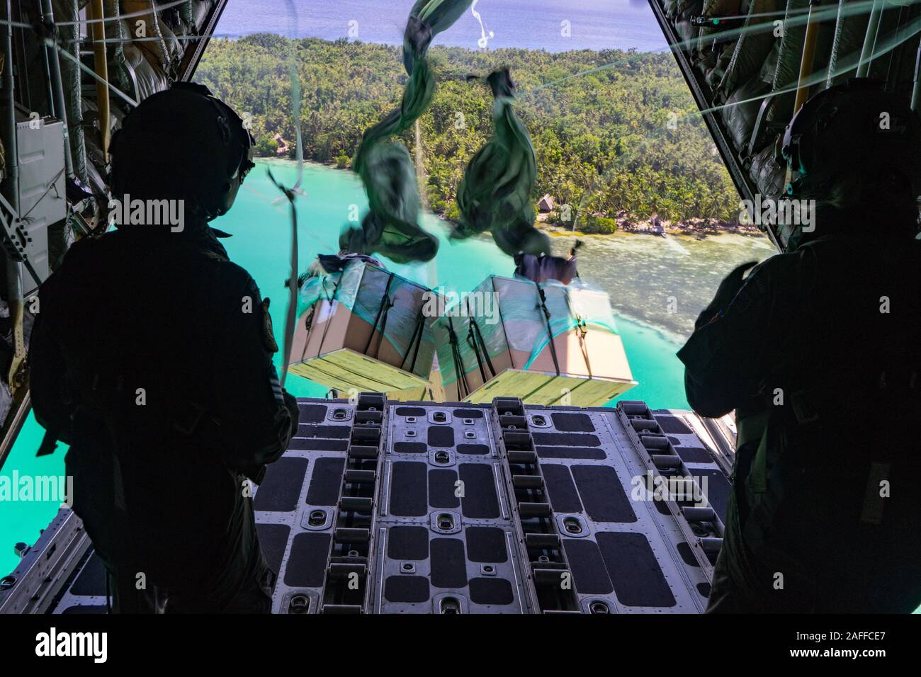 Royal New Zealand Air Force d'arrimeurs, CPL Toni Thompson et le sergent Ethan Moran, largage à basse altitude, un ensemble contenant des fournitures et cadeaux dans le cadre de l'opération de l'US Air Force Drop Noël 2019 11 décembre 2019 plus de Micronésie. Au cours des 68 années de fonctionnement, chute de Noël a fourni des fournitures essentielles à 56 îles micronésiennes, touchant environ 20 000 personnes à travers un 1,8 million de milles marins carrés. Banque D'Images