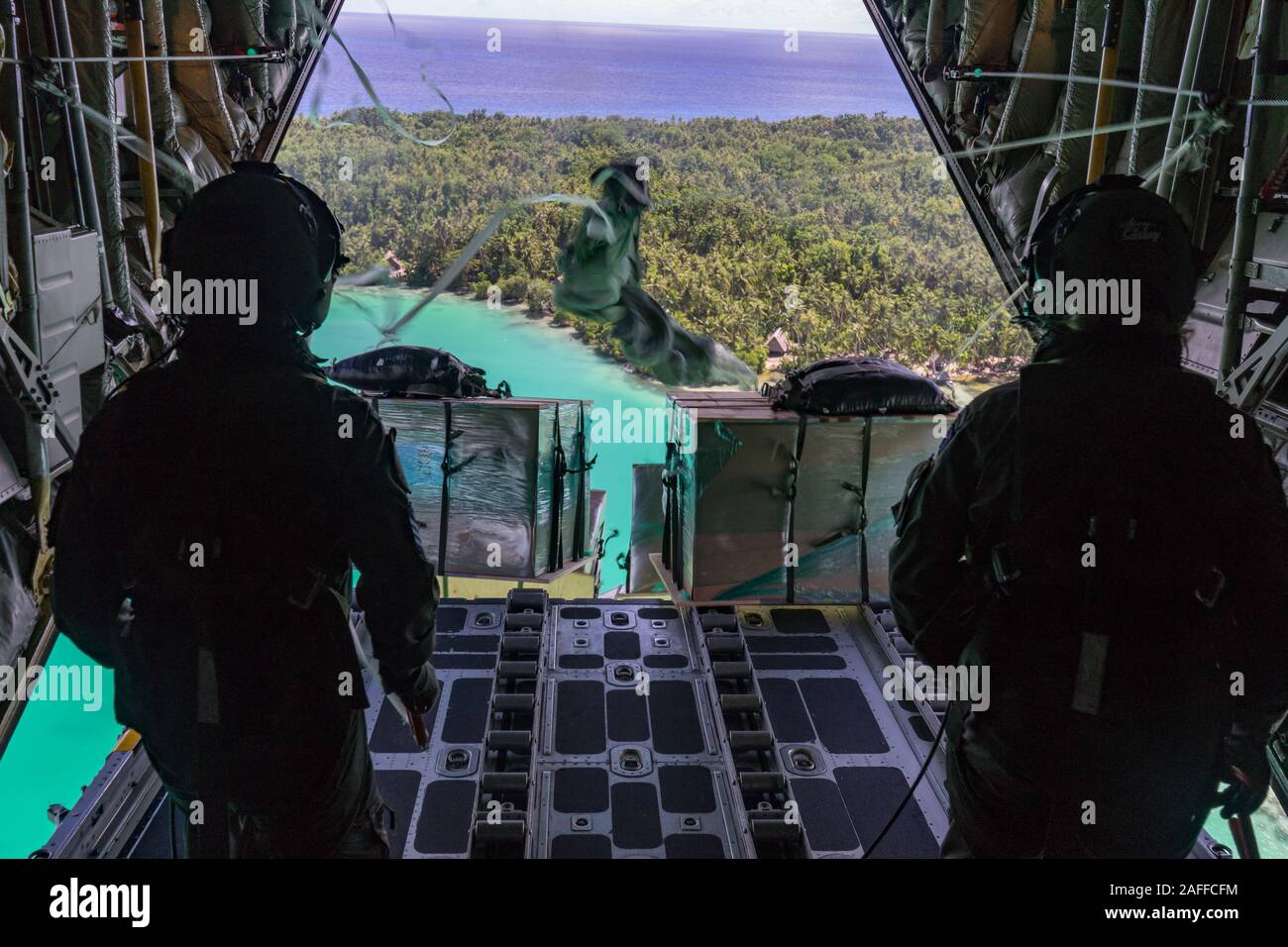 Royal New Zealand Air Force d'arrimeurs, CPL Toni Thompson et le sergent Ethan Moran, largage à basse altitude, un ensemble contenant des fournitures et cadeaux dans le cadre de l'opération de l'US Air Force Drop Noël 2019 11 décembre 2019 plus de Micronésie. Au cours des 68 années de fonctionnement, chute de Noël a fourni des fournitures essentielles à 56 îles micronésiennes, touchant environ 20 000 personnes à travers un 1,8 million de milles marins carrés. Banque D'Images