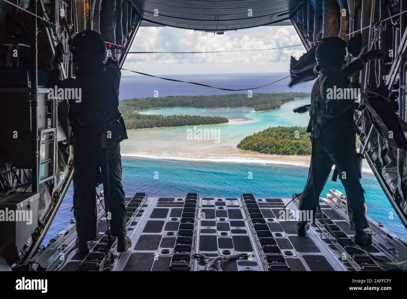 Royal New Zealand Air Force d'arrimeurs, CPL Toni Thompson et le sergent Ethan Moran, largage à basse altitude, un ensemble contenant des fournitures et cadeaux dans le cadre de l'opération de l'US Air Force Drop Noël 2019 11 décembre 2019 plus de Micronésie. Au cours des 68 années de fonctionnement, chute de Noël a fourni des fournitures essentielles à 56 îles micronésiennes, touchant environ 20 000 personnes à travers un 1,8 million de milles marins carrés. Banque D'Images