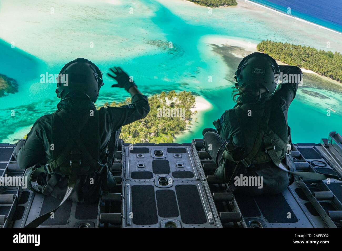Royal New Zealand Air Force d'arrimeurs, CPL Toni Thompson et le sergent Ethan Moran, largage à basse altitude, un ensemble contenant des fournitures et cadeaux dans le cadre de l'opération de l'US Air Force Drop Noël 2019 11 décembre 2019 plus de Micronésie. Au cours des 68 années de fonctionnement, chute de Noël a fourni des fournitures essentielles à 56 îles micronésiennes, touchant environ 20 000 personnes à travers un 1,8 million de milles marins carrés. Banque D'Images