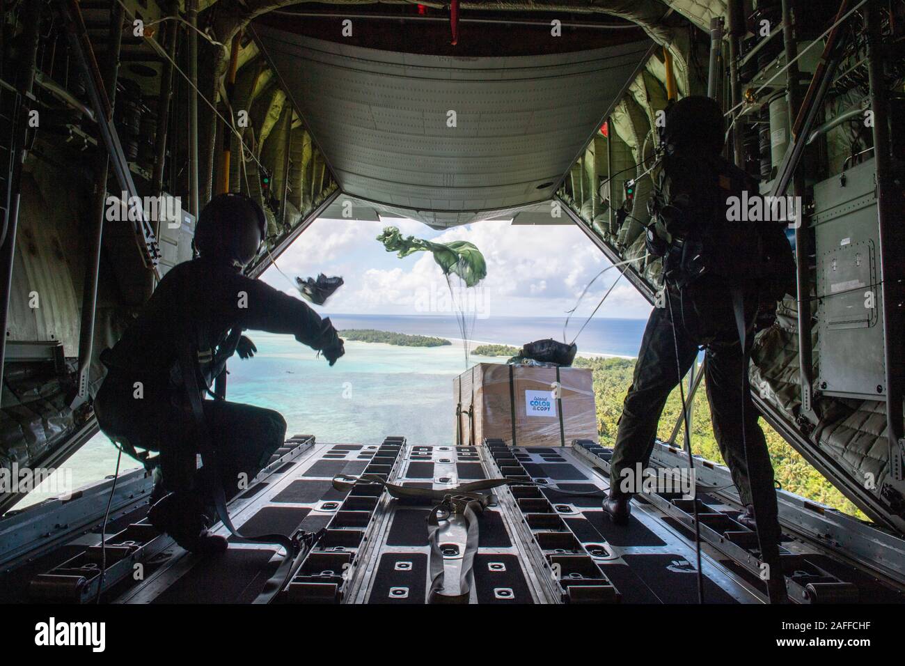 Auto-défense japonaises aviateurs de largage à basse altitude, un ensemble contenant des fournitures et cadeaux 12 décembre 2019 plus de Magur, Chuuk, États fédérés de Micronésie. Au cours des 68-ans, la U.S. Air Force Operation Christmas Drop a fourni des fournitures essentielles à 56 îles micronésiennes, touchant environ 20 000 personnes à travers un 1,8 million de milles marins carrés. Banque D'Images