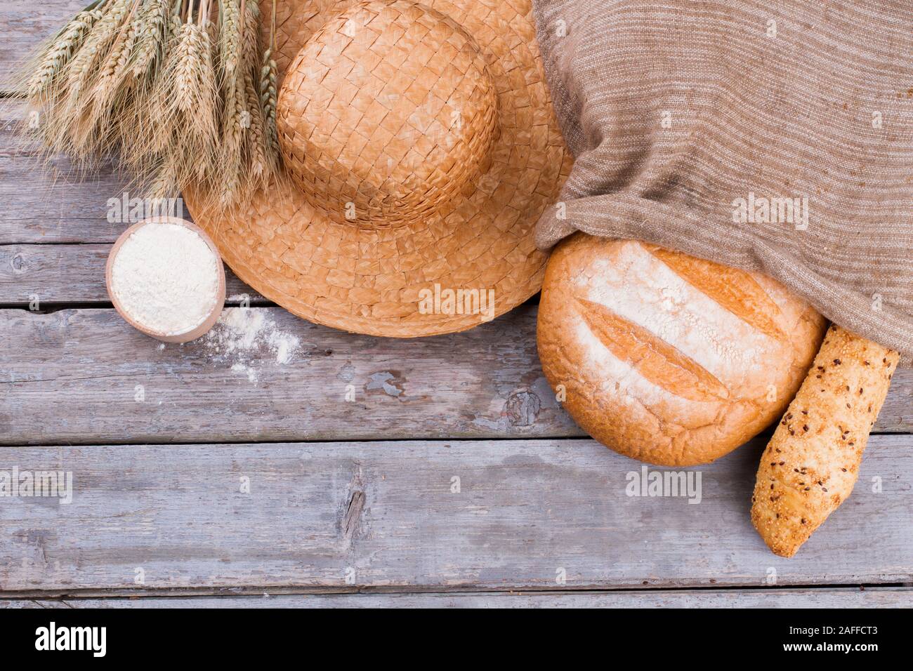 Chapeau de paysan, du pain artisanal et les épis de blé Photo Stock - Alamy
