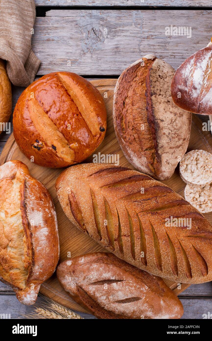 Un assortiment de pains maison, vue du dessus. Banque D'Images Un assortiment de pains maison, vue du dessus. Banque D'Images