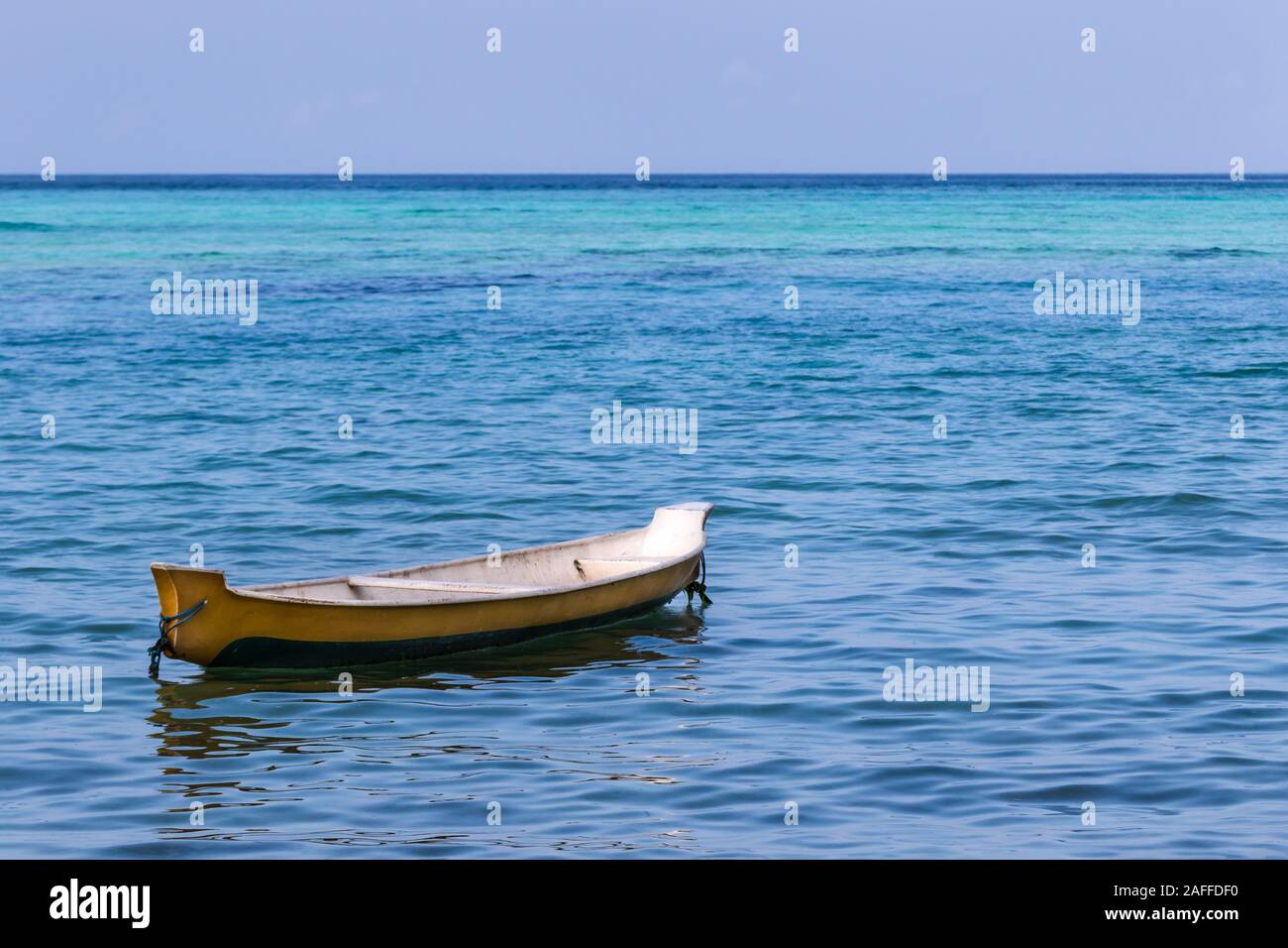 Petit bateau amarré juste au large de l'île de Nusa Lembongan, à Bali, Indonésie. Multi-couleur océan et le ciel en arrière-plan. Banque D'Images