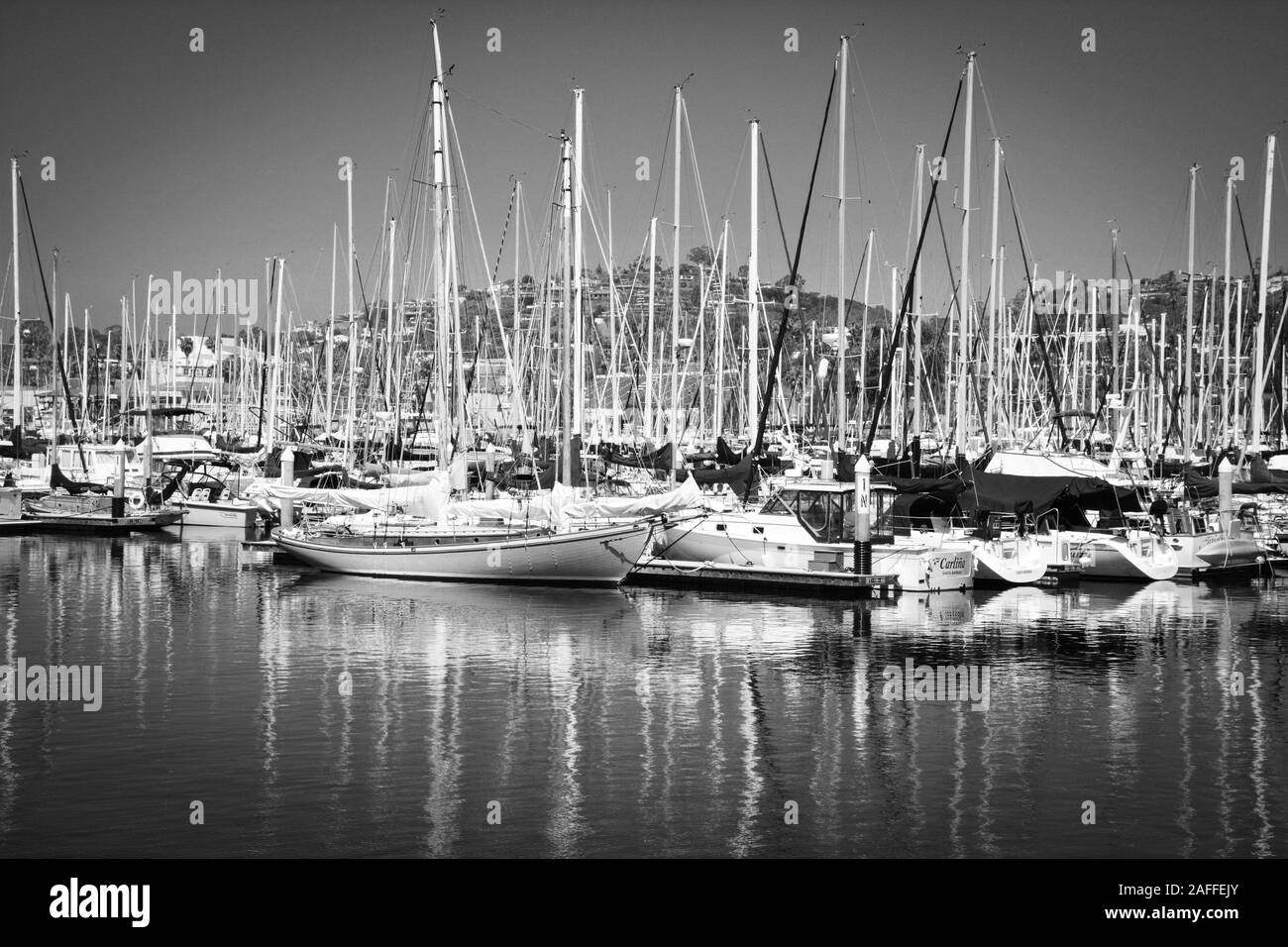 Une vue pittoresque de voiliers amarrés sur la toile de fond les montagnes de Santa Ynez au Port de Santa Barbara, Santa Barbara, CA, USA Banque D'Images